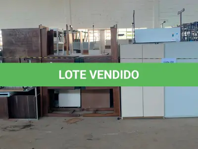 LOTE 003 - MÓVEIS COMERCIAIS E PARA ESCRITÓRIO